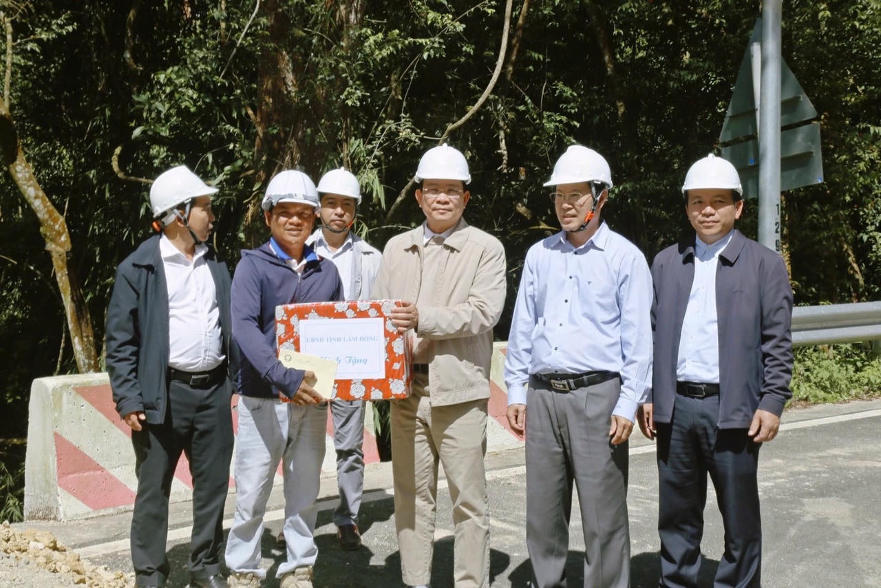 Chủ tịch UBND tỉnh Lâm Đồng tặng quà động viên cán bộ, kỹ sư, công nhân thi công tại công trường