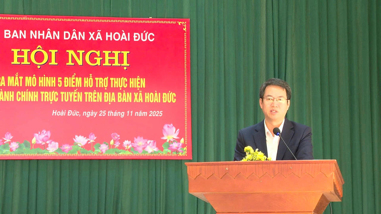Bí thư Đảng ủy, Chủ tịch HĐND xã Hoài Đức Nguyễn Hoàng Trường phát biểu tại hội ghị.