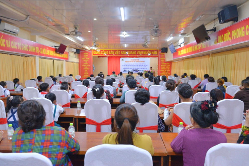 Công an tỉnh Cà Mau tổ chức Hội nghị tuyên truyền, phổ biến pháp luật trong lĩnh vực khai thác thủy sản cho người dân.