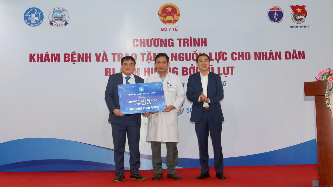 Thứ trưởng Trần Văn Thuấn cùng PGS.TS Nguyễn Thanh Xuân trao tặng quà của Hội Thầy thuốc trẻ Việt Nam cho Trạm Y tế xã Hưng Lộc