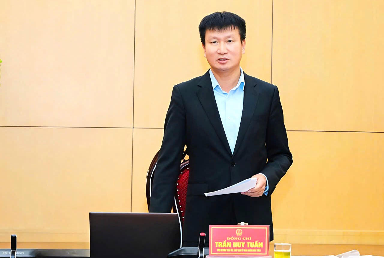 Ông Trần Huy Tuấn, Phó Bí thư Tỉnh ủy, Chủ tịch UBND tỉnh, Chủ tịch Ủy ban Bầu cử tỉnh Ninh Bình phát biểu kết luận phiên họp.