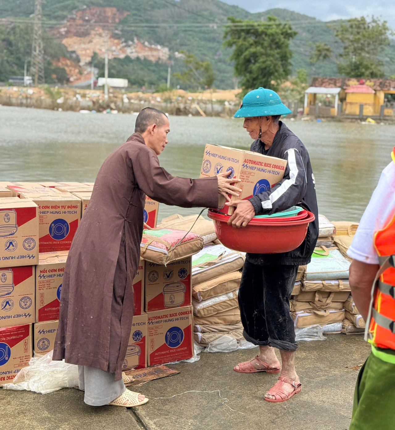 300 suất quà đến với bà con vùng lũ tỉnh Đắk Lắk