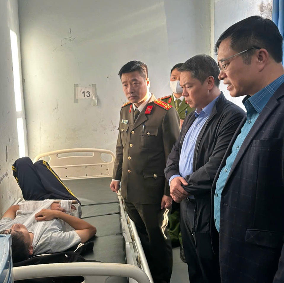 Lãnh đạo UBND tỉnh, Sở Xây dựng và Công an tỉnh thăm hỏi, động viên nạn nhân bị tai nạn ngày 26/11.