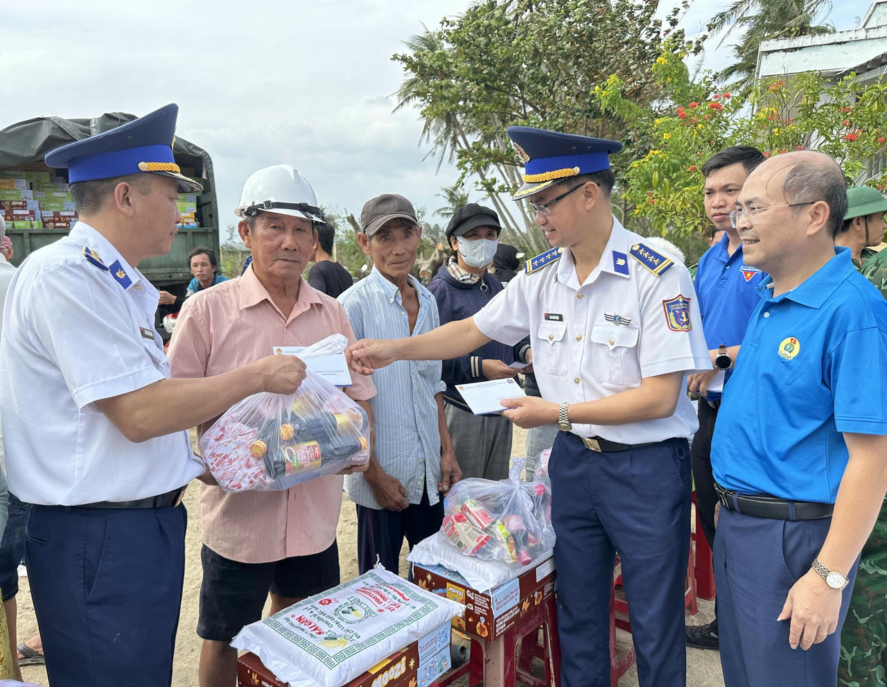Trao quà cho ba con nhân dân xã Sơn Hòa, tỉnh Đắc Lắk.