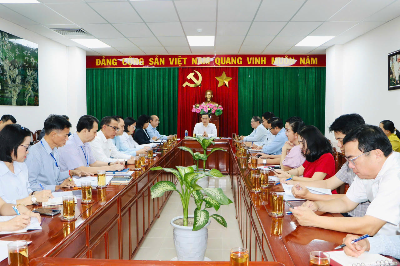 Phó Chủ tịch UBND tỉnh Lê Trường Sơn chủ trì cuộc họp.