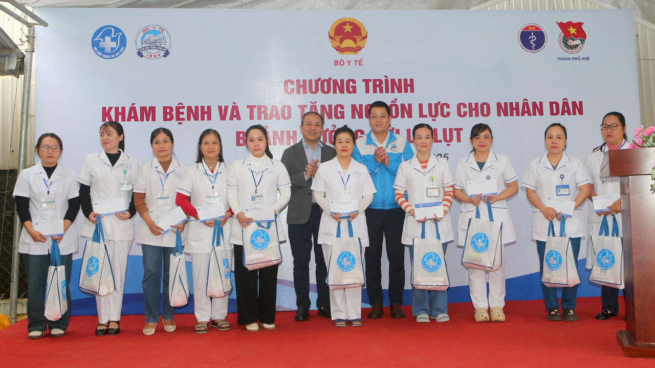 Thứ trưởng Trần Văn Thuấn trao tặng quà cho nhân viên y tế chịu thiệt hại do mưa lũ&nbsp;