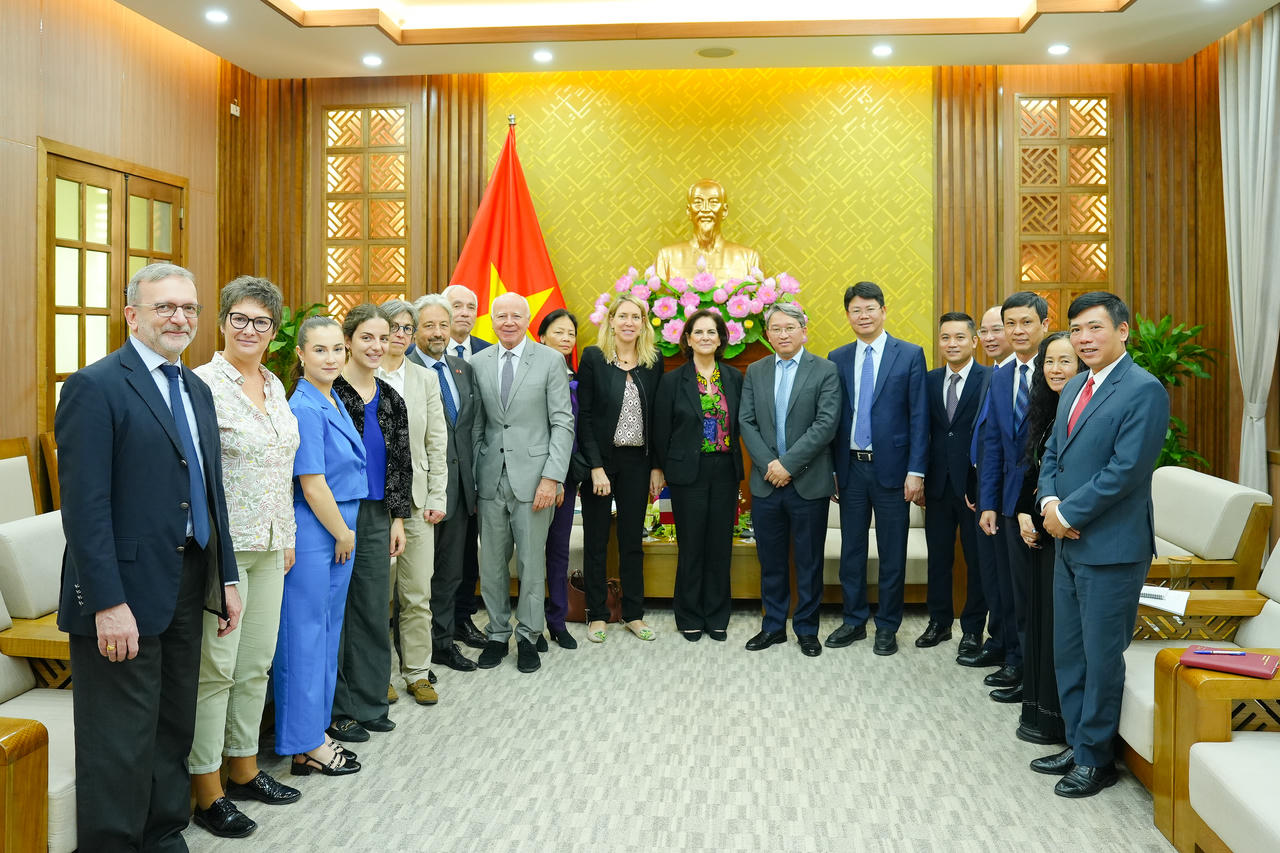 Bộ trưởng Nguyễn Hải Ninh, Thứ trưởng Nguyễn Thanh Tịnh chụp ảnh lưu niệm cùng&nbsp;bà Valérie Delnaud, Tổng Vụ trưởng Vụ Các vấn đề dân sự và ấn tín, Bộ Tư pháp Cộng hoà Pháp và Đoàn công tác.