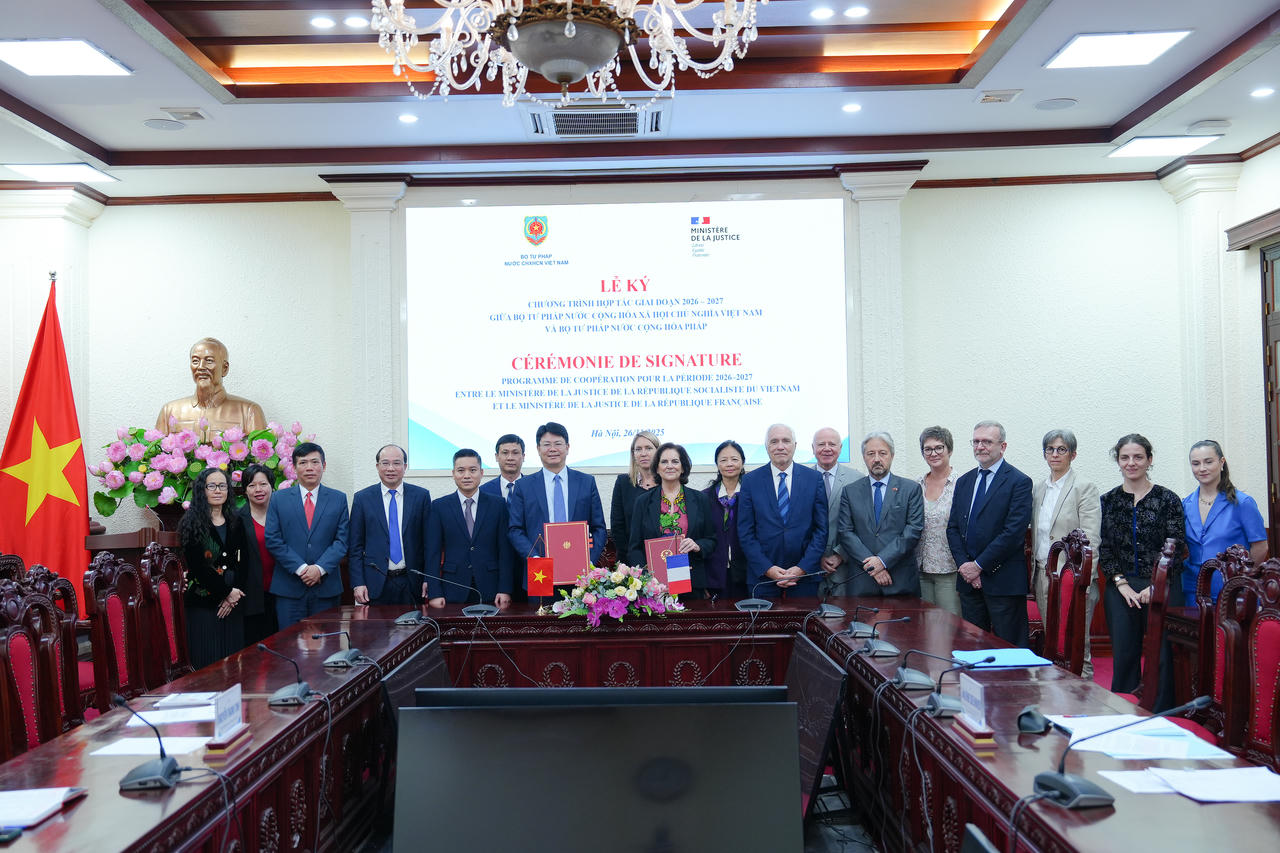 Thứ trưởng Bộ Tư pháp Nguyễn Thanh Tịnh và bà Valérie Delnaud, Tổng Vụ trưởng Vụ Các vấn đề dân sự và ấn tín, Bộ Tư pháp Cộng hoà Pháp ký kết Chương trình hợp tác giai đoạn 2026 – 2027 giữa hai Bộ Tư pháp.