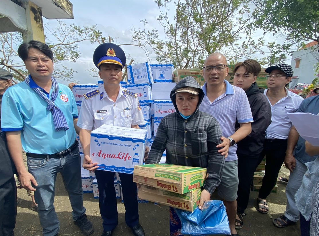 Trao quà cho bà con nhân dân xã Sơn Hòa tỉnh Đắc Lắk.