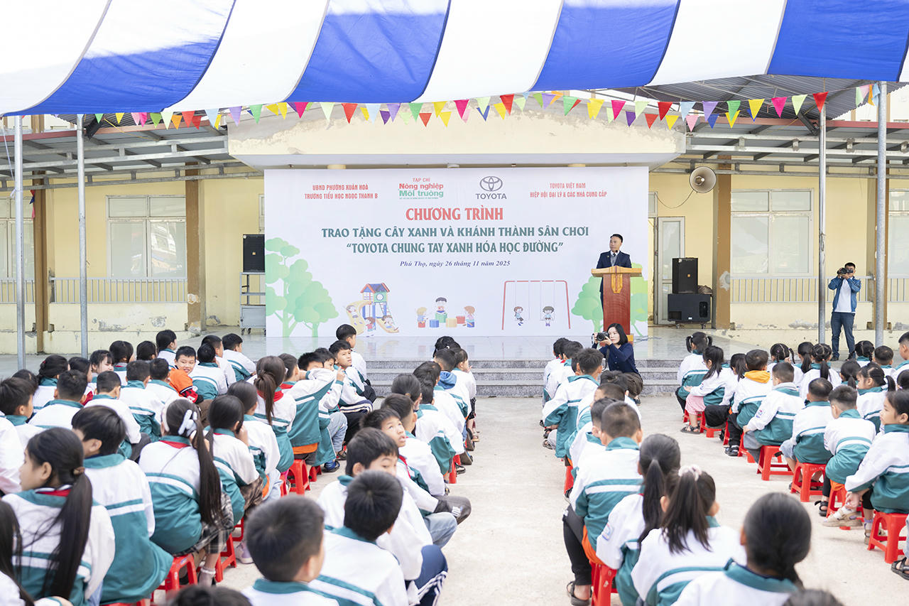 Đại biểu và các em học sinh tham dự chương trình.