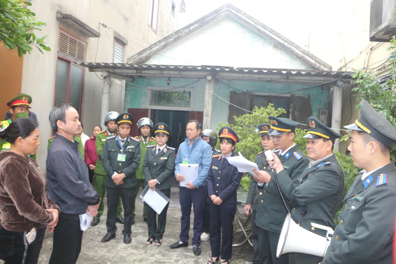 Cán bộ THADS tỉnh Quảng Trị đọc Quyết định cưỡng chế chuyển giao tài sản theo đúng trình tự pháp luật..