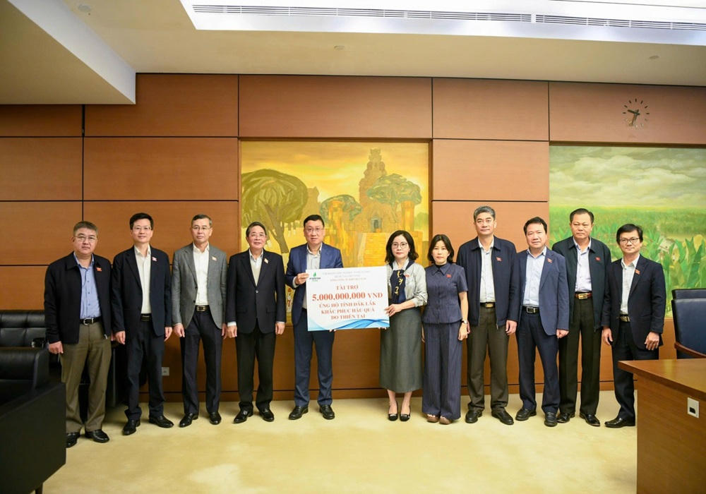 Ông Nguyễn Công Luận – Phó Tổng Giám đốc đại diện PV GAS trao tặng 5 tỷ đồng cho tỉnh Đắk Lắk.