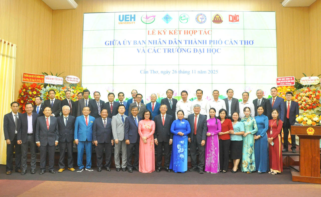 Các đại biểu chụp hình lưu niệm.