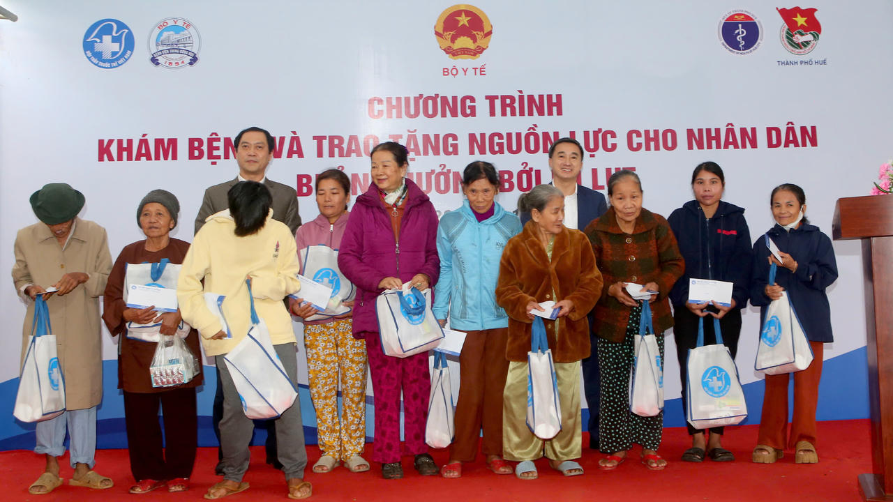 Thứ trưởng Trần Văn Thuấn cùng Giám đốc Sở Y tế TP Huế Trần Kiêm Hảo trao tặng quà cho người dân&nbsp;