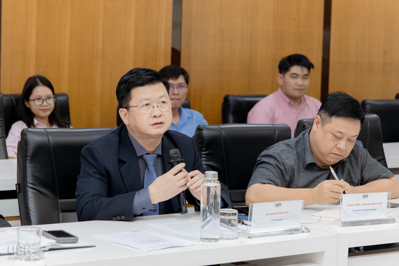 TS. Đinh Công Khải phát biểu chào mừng đoàn đại biểu từ Đại học Huddersfield.