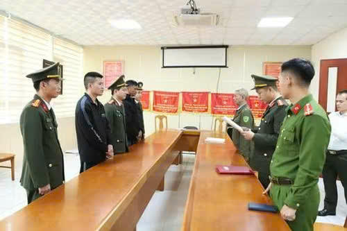 Bắt 2 đối tượng thuê tàu cá đưa người vượt biên bất hợp pháp