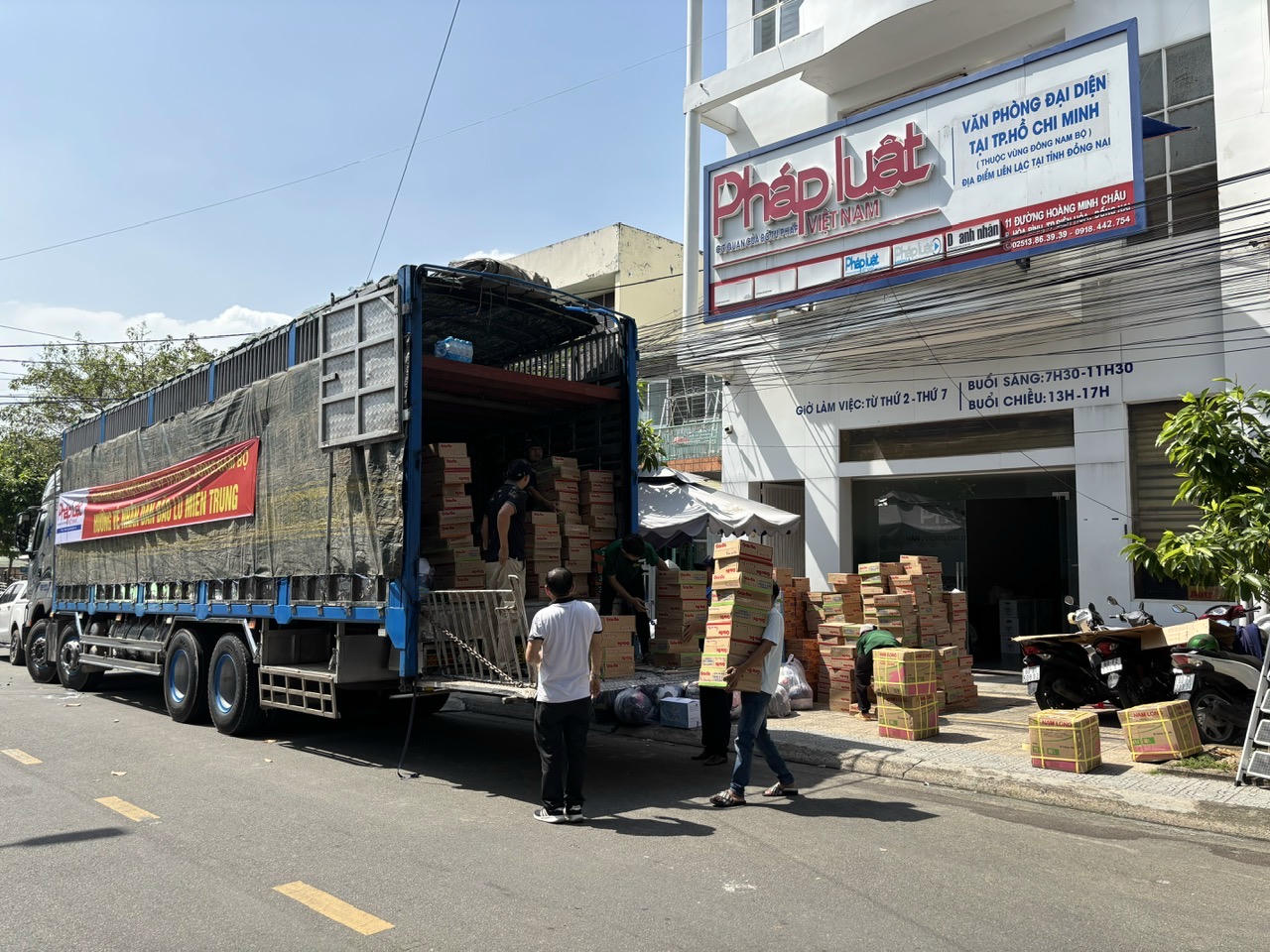 Báo Pháp luật Việt Nam đưa hơn 20 tấn hàng thiết yếu đến người dân vùng lũ