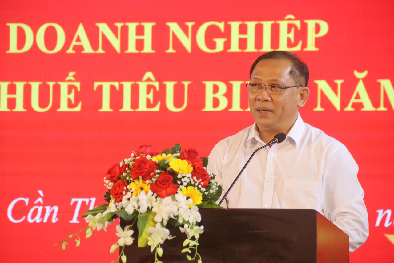 ông Trần Chí Hùng - Phó Chủ tịch UBND TP Cần Thơ biểu dương và đánh giá cao các doanh nghiệp tiêu biểu thực hiện nghĩa vụ thuế.