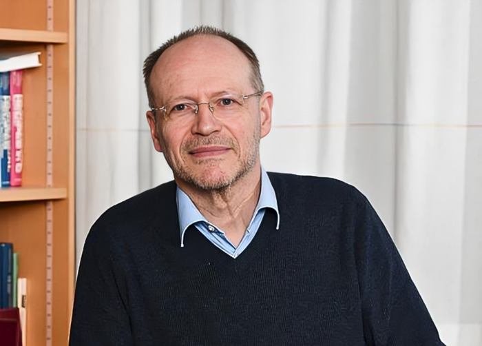 GS. Kurt Kremer, chuyên gia tiên phong trong nghiên cứu mô phỏng tính toán vật liệu mềm, đánh giá cao sự đa dạng trong các nội dung thảo luận tại VinFuture. Ảnh: idw