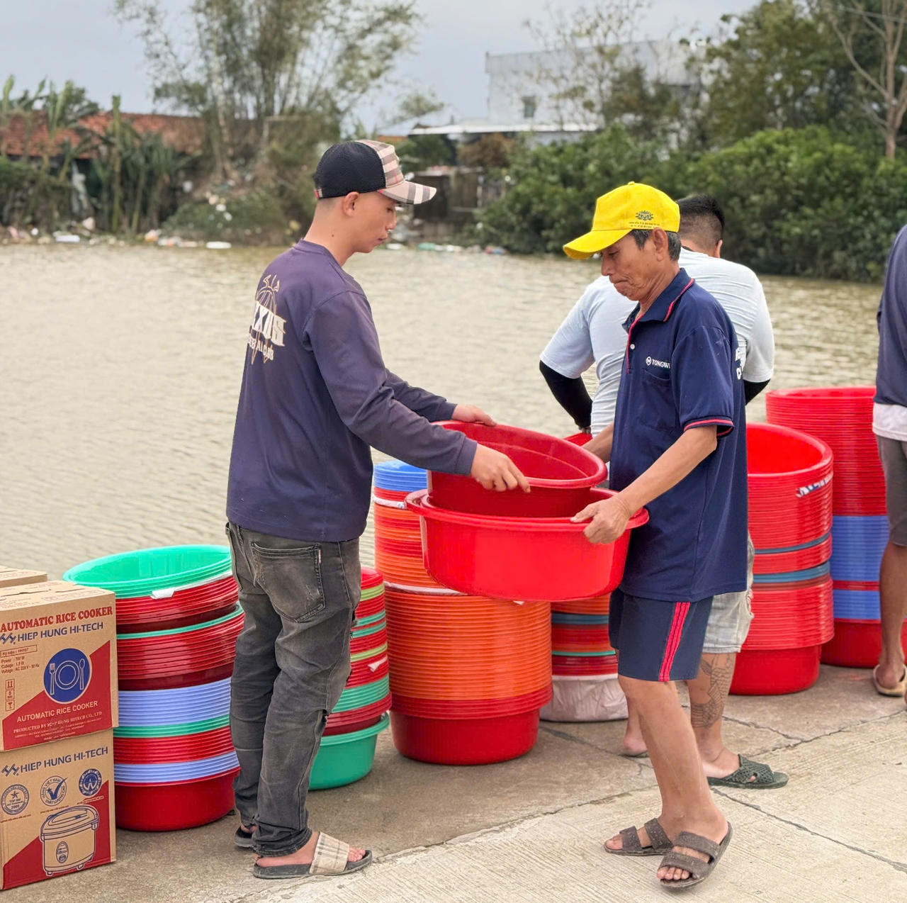 300 suất quà đến với bà con vùng lũ tỉnh Đắk Lắk