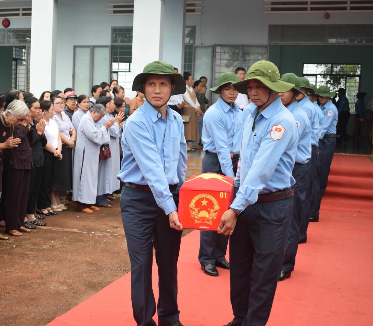 UBND tỉnh Gia Lai tổ chức Lễ cầu siêu và di chuyển hài cốt các liệt sĩ về Nghĩa trang liệt sĩ Chư Prông. (Ảnh: CTTĐT tỉnh Gia Lai)
