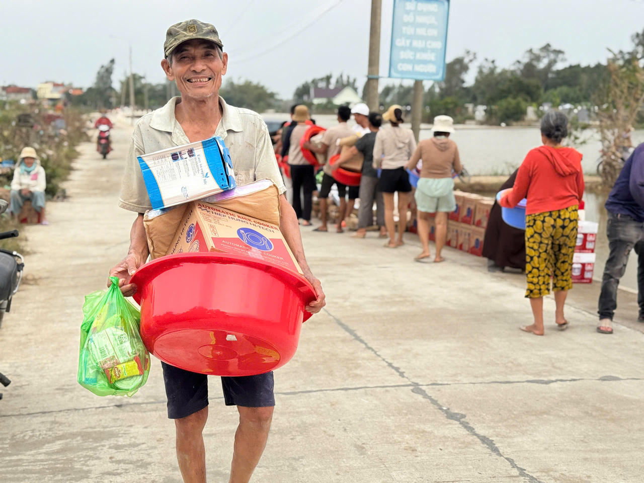 300 suất quà đến với bà con vùng lũ tỉnh Đắk Lắk