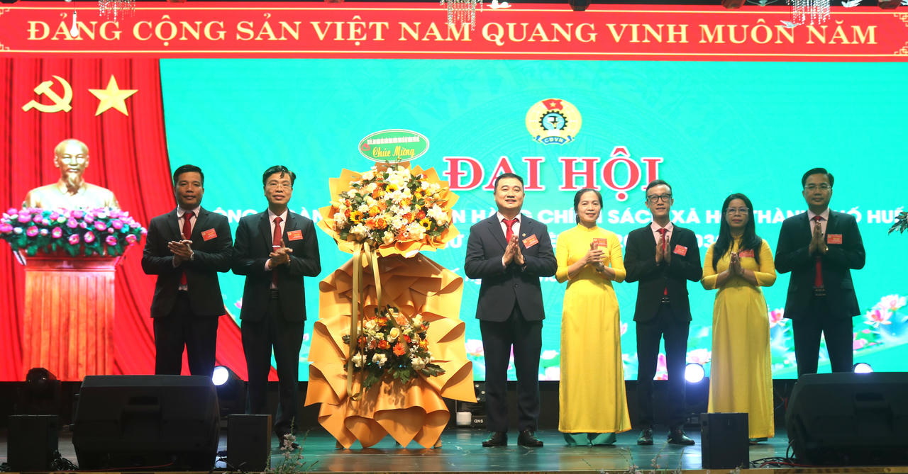 Lãnh đạo NHCSXH TP Huế chúc mừng Đại hội.