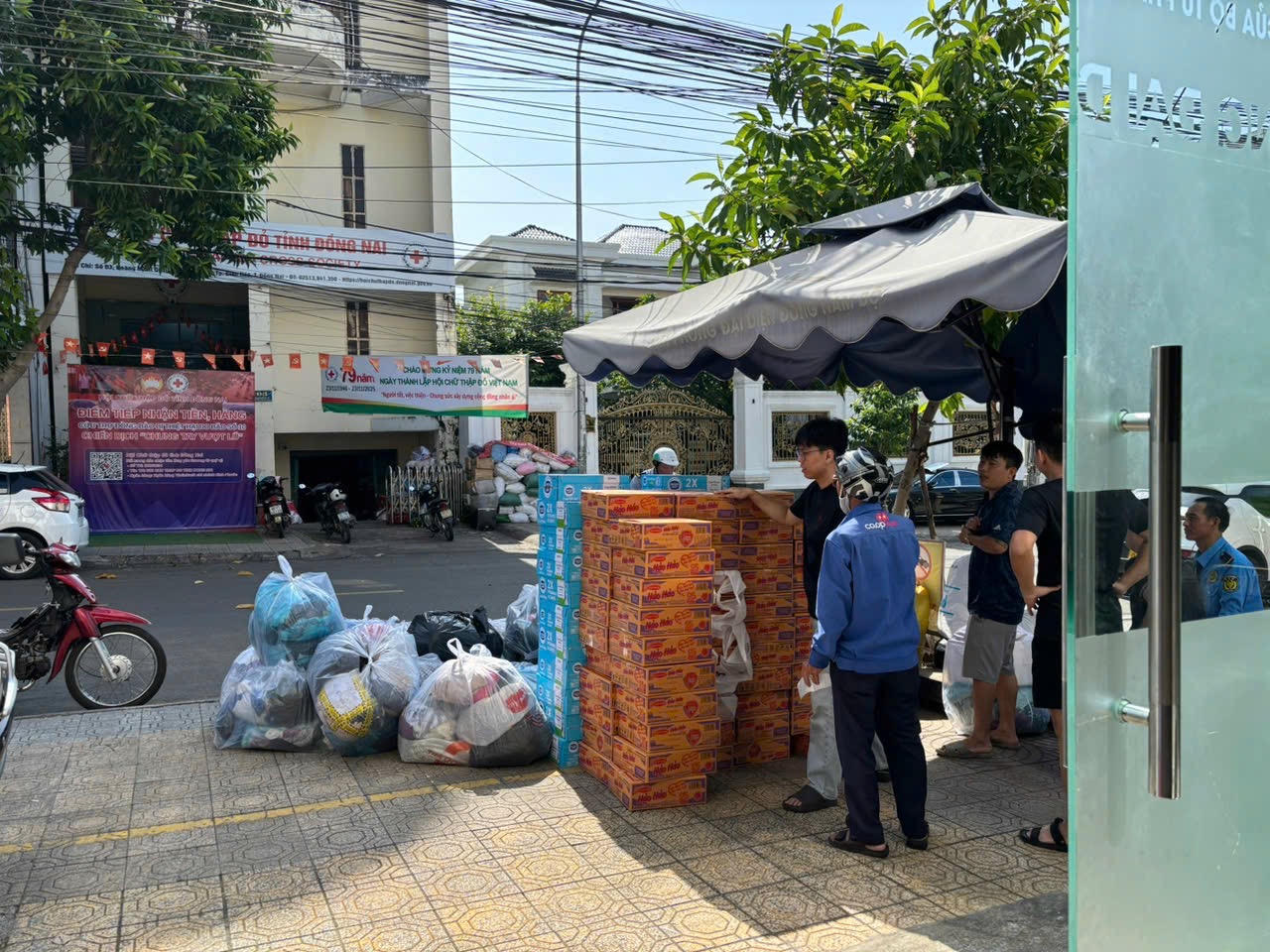 Báo Pháp luật Việt Nam đưa hơn 20 tấn hàng thiết yếu đến người dân vùng lũ