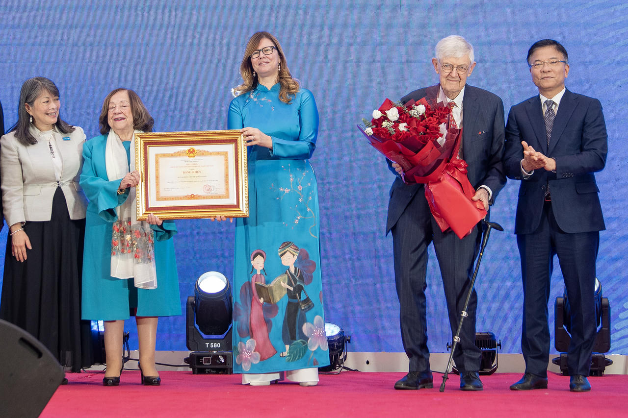 Lễ trao Bằng khen của Thủ tướng Chính phủ cho UNICEF nhằm ghi nhận những đóng góp nổi bật, bền bỉ và hiệu quả của tổ chức trong suốt 50 năm đồng hành cùng Việt Nam vì quyền trẻ em.&nbsp;(Nguồn: Bộ Y tế)