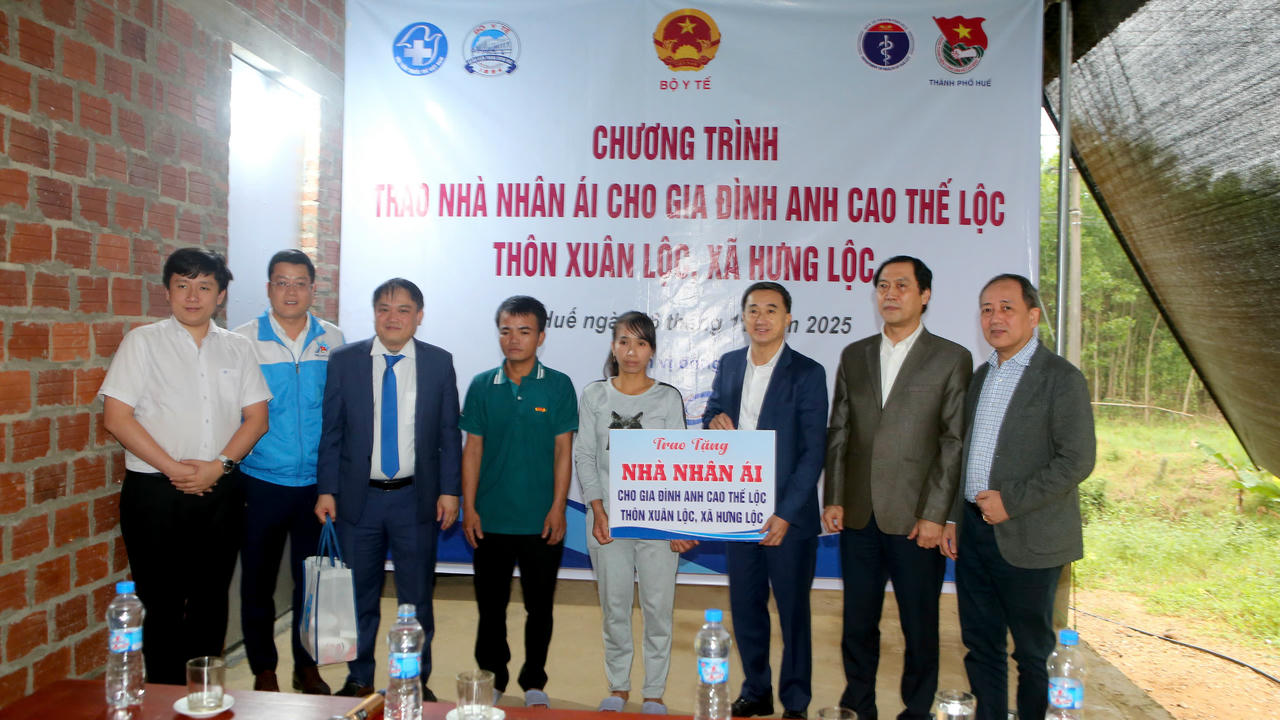 Thứ trưởng Bộ Y tế Trần Văn Thuấn (thứ ba, phải sang) trao tặng Nhà Nhân ái cho hộ gia đình có hoàn cảnh khó khăn tại xã Hưng Lộc 