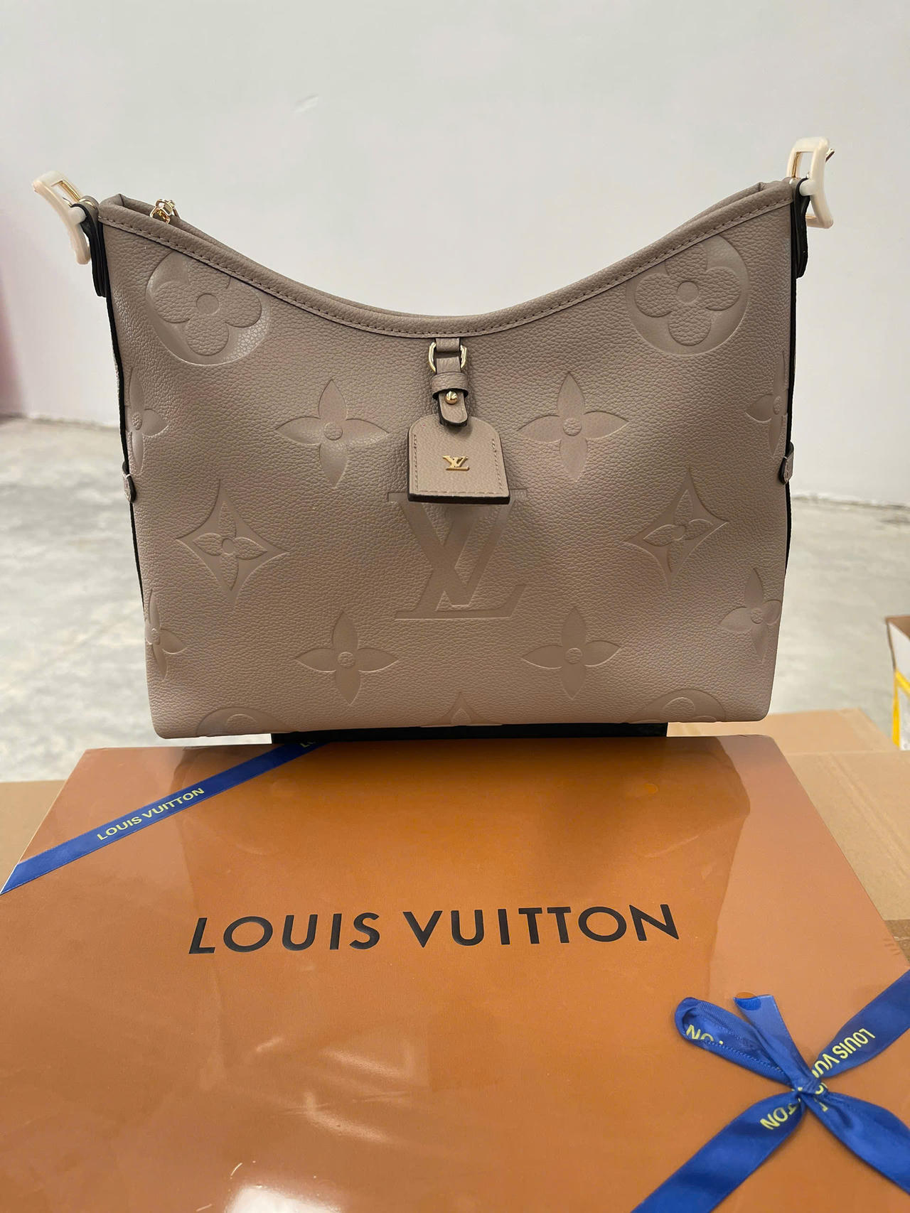 Túi xách tay gắn nhãn hiệu LOUIS VUITTON bị cơ quan Hải quan phát hiện, bắt giữ. (Ảnh: N.Linh)