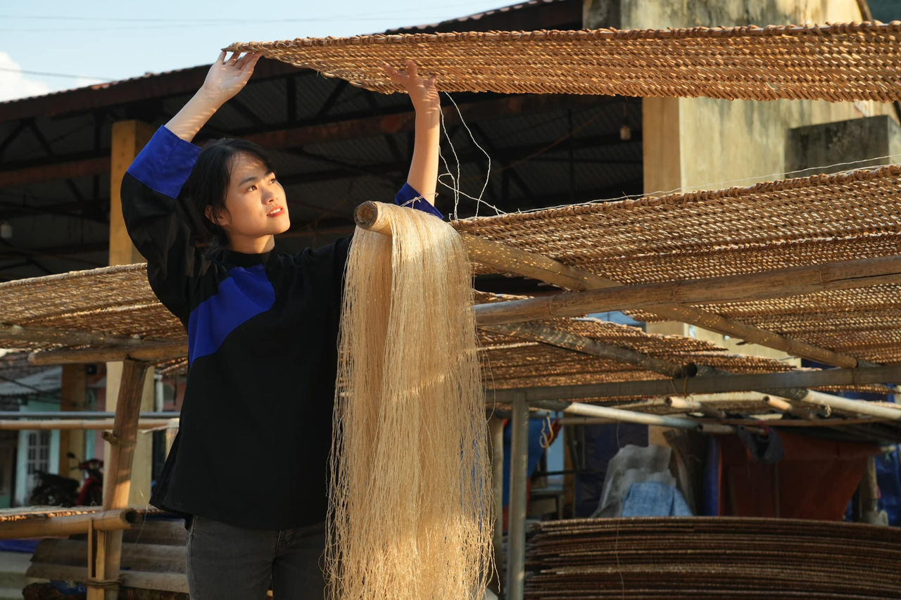 Hoài say mê ghi lại từng công đoạn làm miến của người Tày.