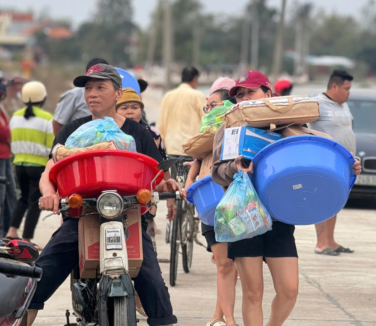 300 suất quà đến với bà con vùng lũ tỉnh Đắk Lắk