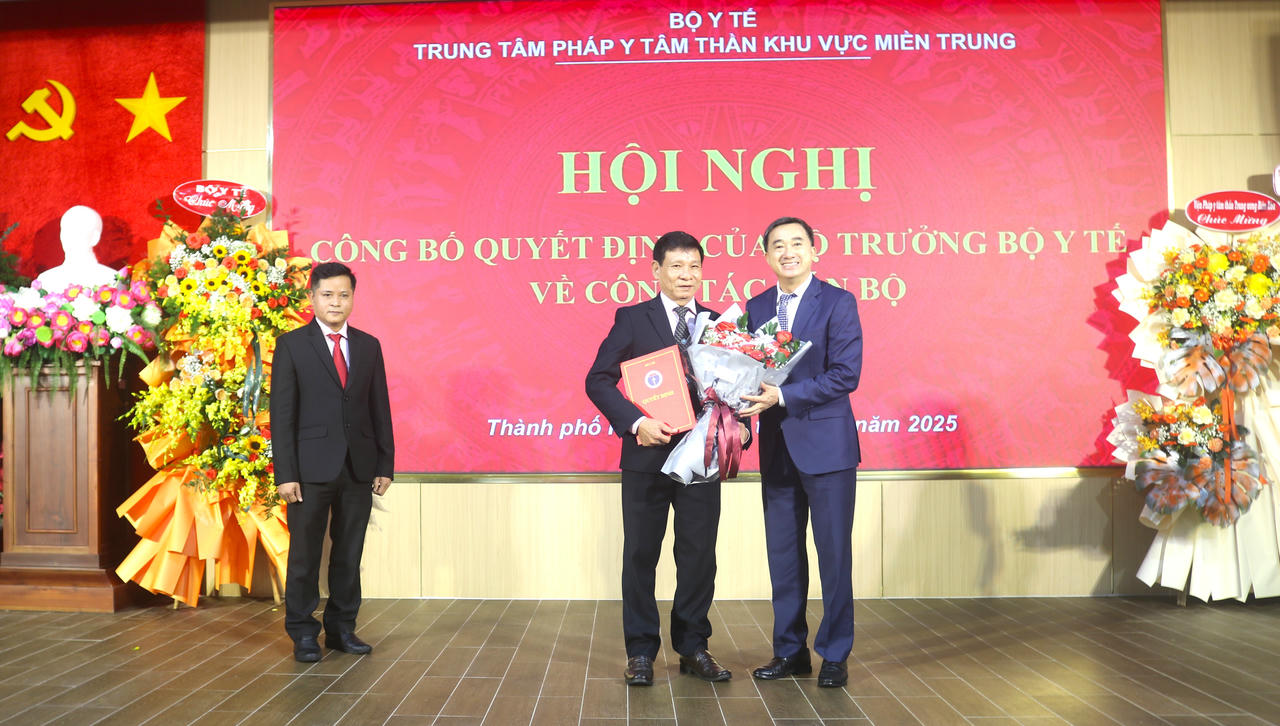 Thứ trưởng Bộ Y tế Trần Văn Thuấn trao Quyết định bổ nhiệm&nbsp;lại chức vụ Giám đốc Trung tâm đối với BSCKII. Nguyễn Đăng Nguyên.