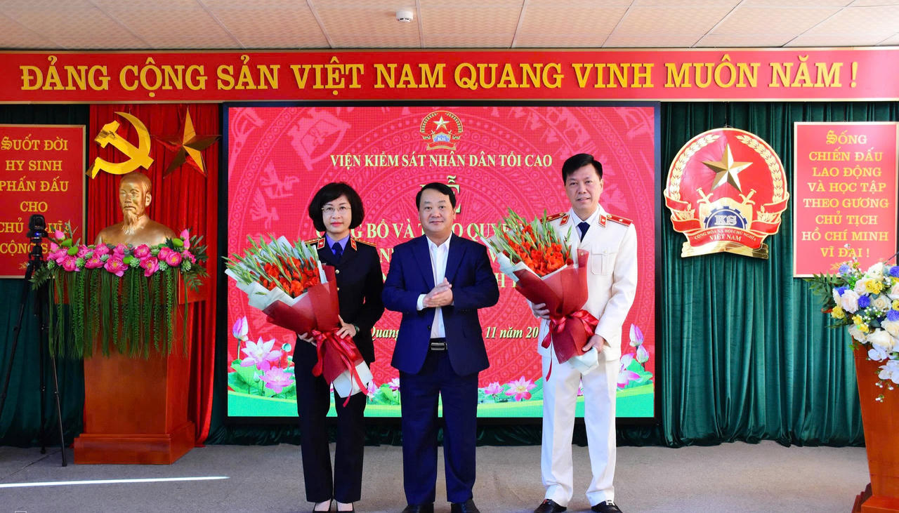 Bí thư Tỉnh ủy Tuyên Quang tặng hoa chúc mừng ông Lý Văn Huấn - tân Viện trưởng Viện KSND tỉnh Tuyên Quang và bà Nguyễn Thị Mai Lập - tân Viện trưởng Viện KSND tỉnh Thái Nguyên.