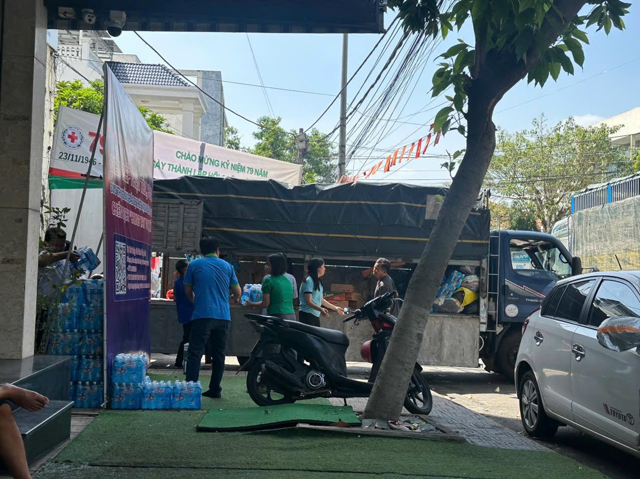 Báo Pháp luật Việt Nam đưa hơn 20 tấn hàng thiết yếu đến người dân vùng lũ