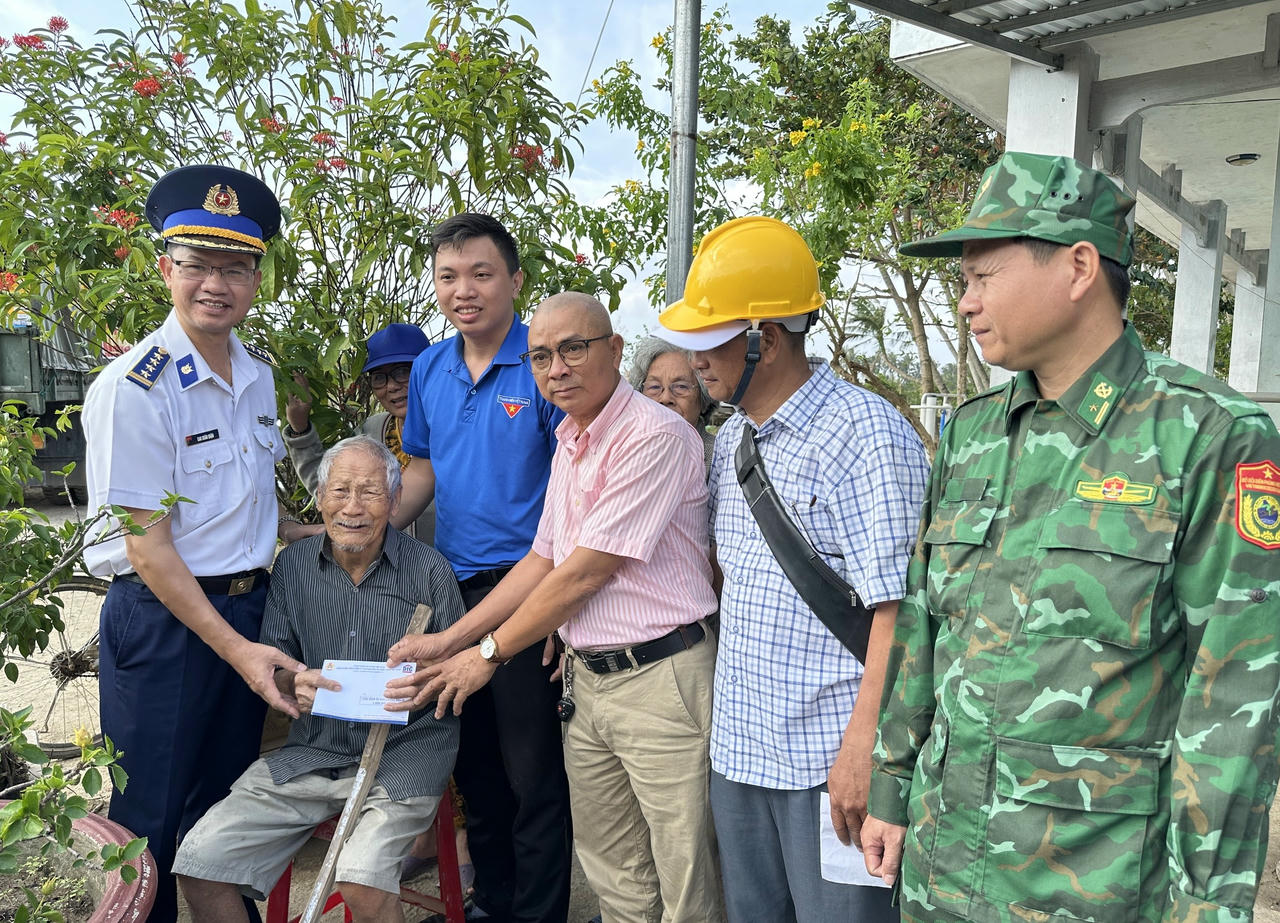 Tặng quà cho bà con nhân dân xã Tây An Đông, tỉnh Đắc Lắk.