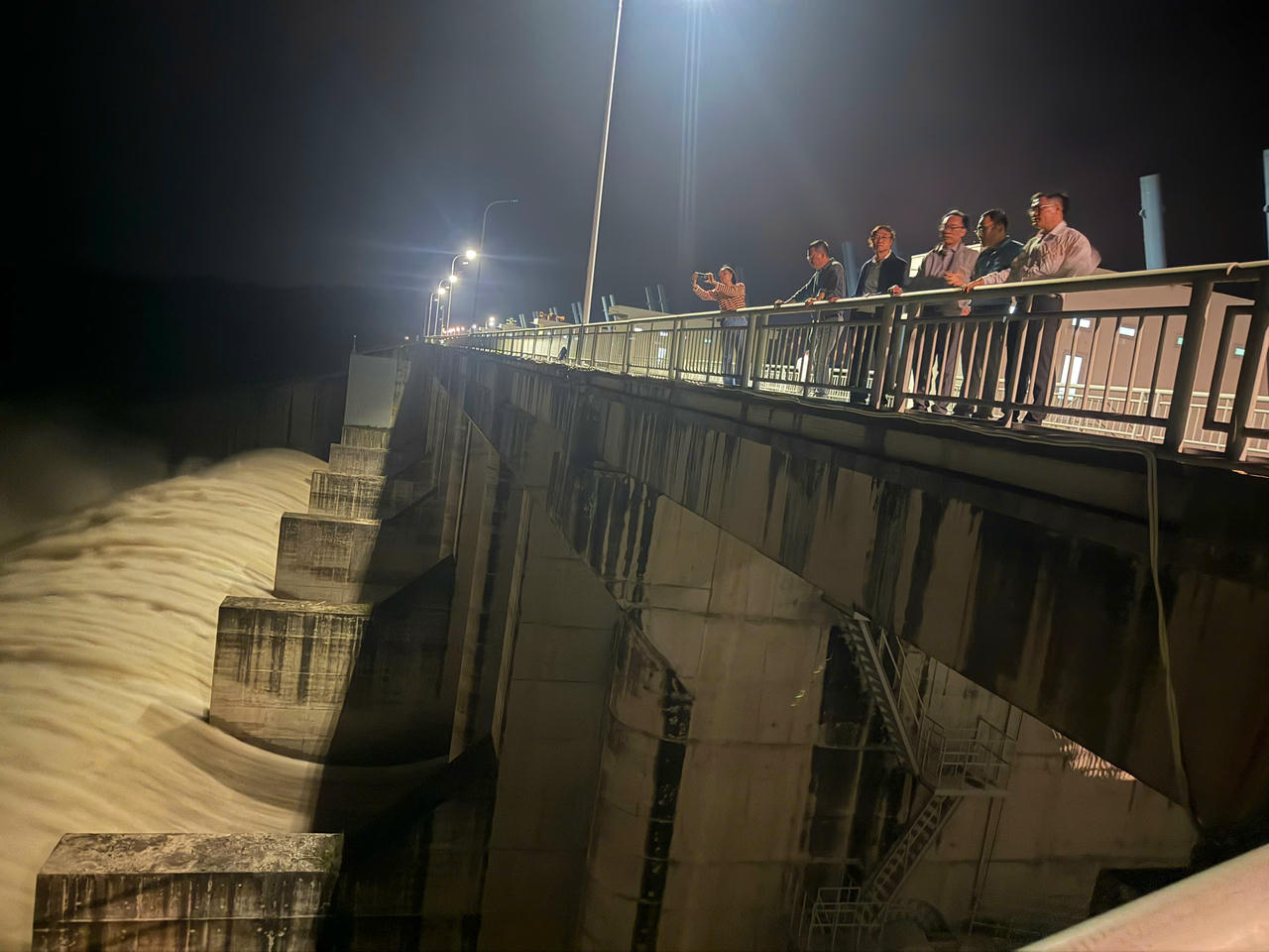 Các chuyên gia, nhà khoa học ĐHQGHN khảo sát thực địa