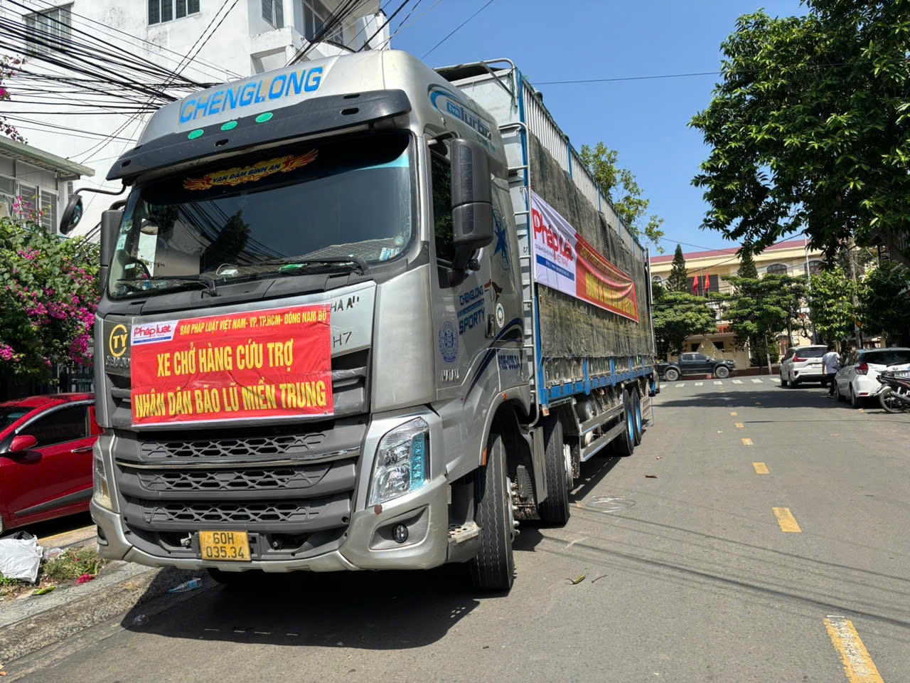 Báo Pháp luật Việt Nam đưa hơn 20 tấn hàng thiết yếu đến người dân vùng lũ