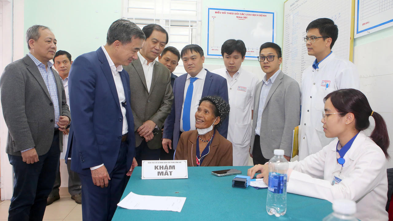 Khám và cấp thuốc miễn phí sau mưa lũ cho 1.000 người dân Huế  