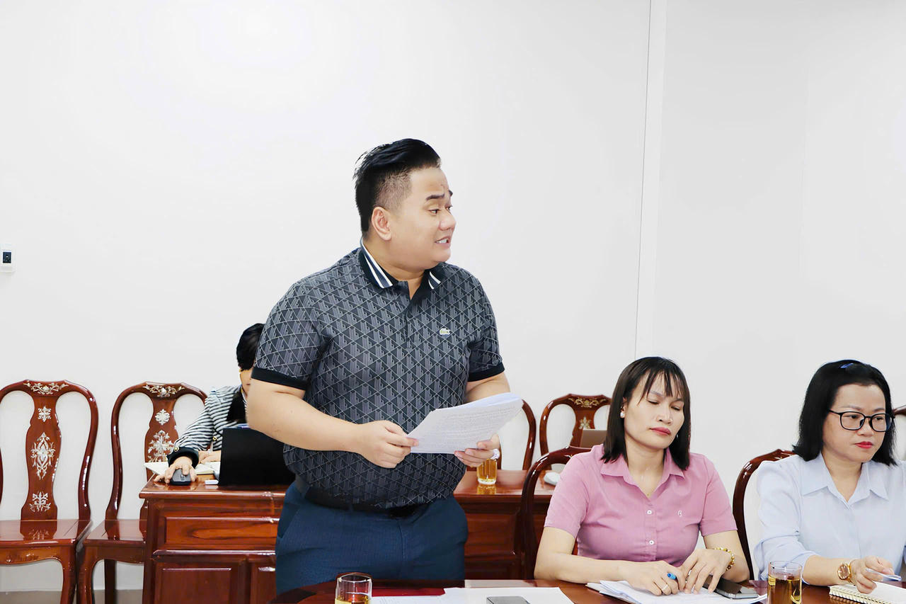 Ông Nguyễn Duy Khương, Phó Chủ tịch Hội Doanh nhân trẻ Đồng Nai, phát biểu tại cuộc họp.