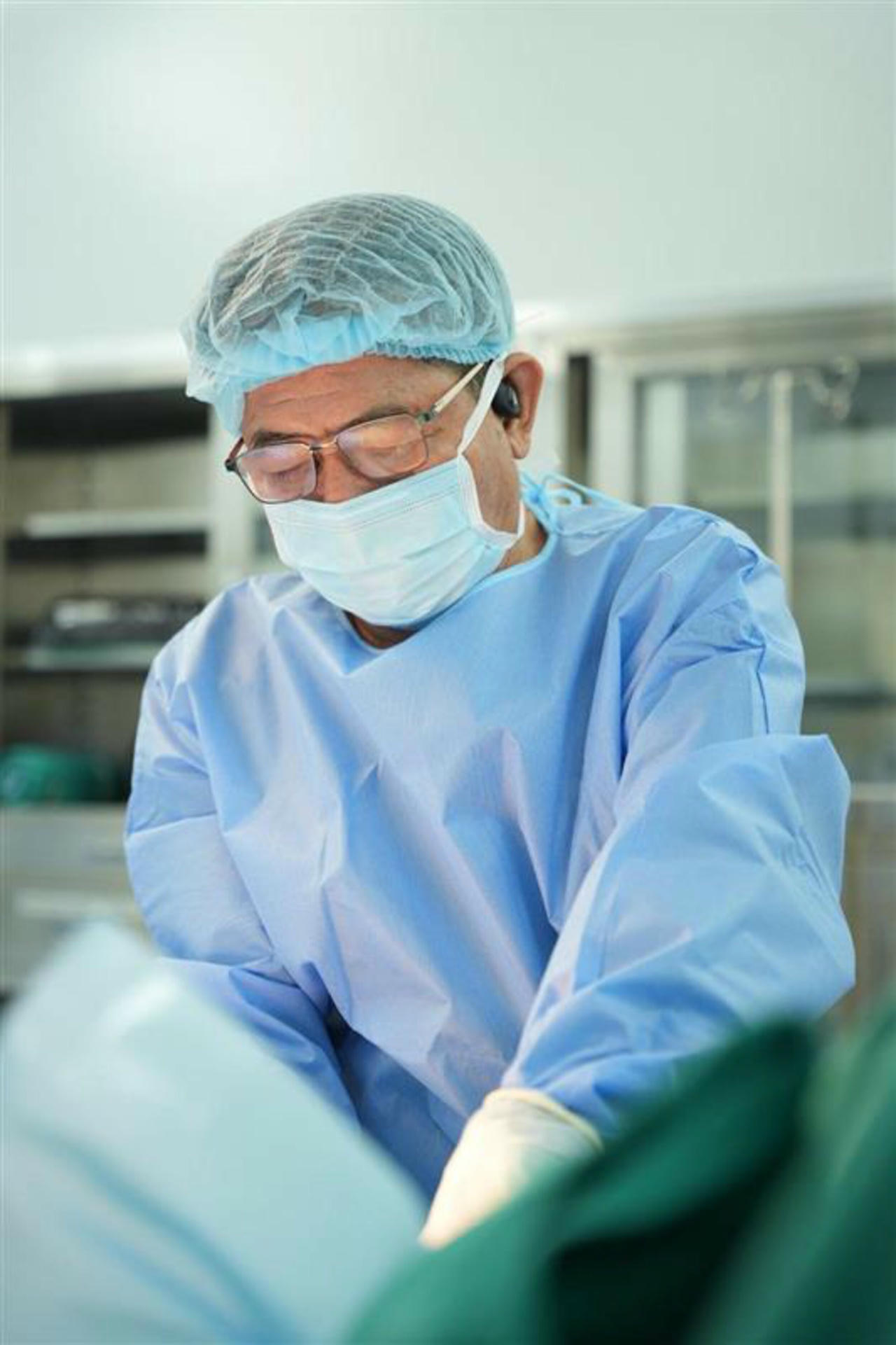 PGS Lưu Hồng Hải - Hình ảnh bác sĩ phẫu thuật
