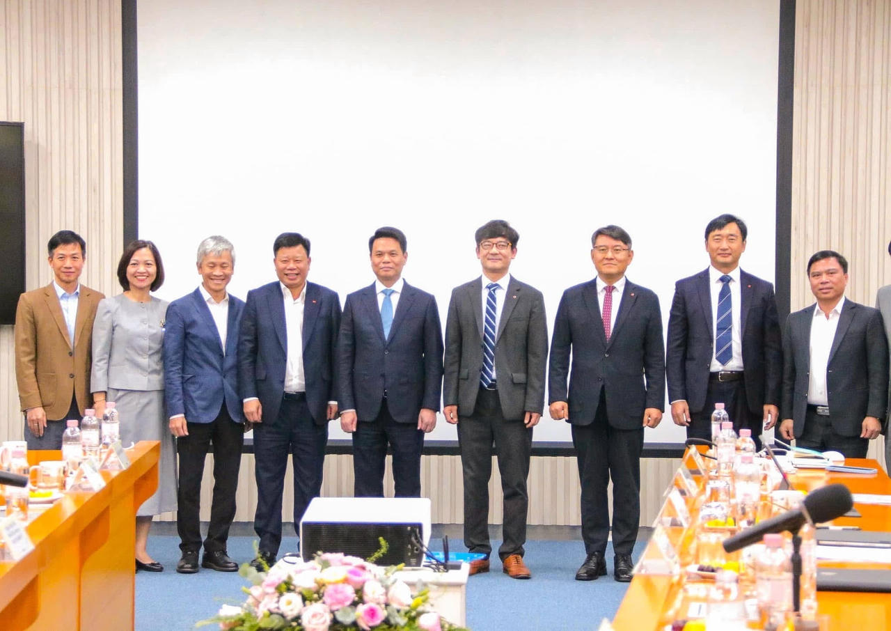 Các đại biểu chụp ảnh lưu niệm.