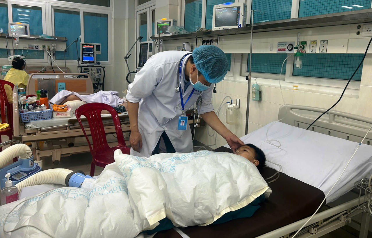 Bé trai được cứu sống đang được điều trị tại Bệnh viện Sản - Nhi tỉnh Quảng Ngãi.