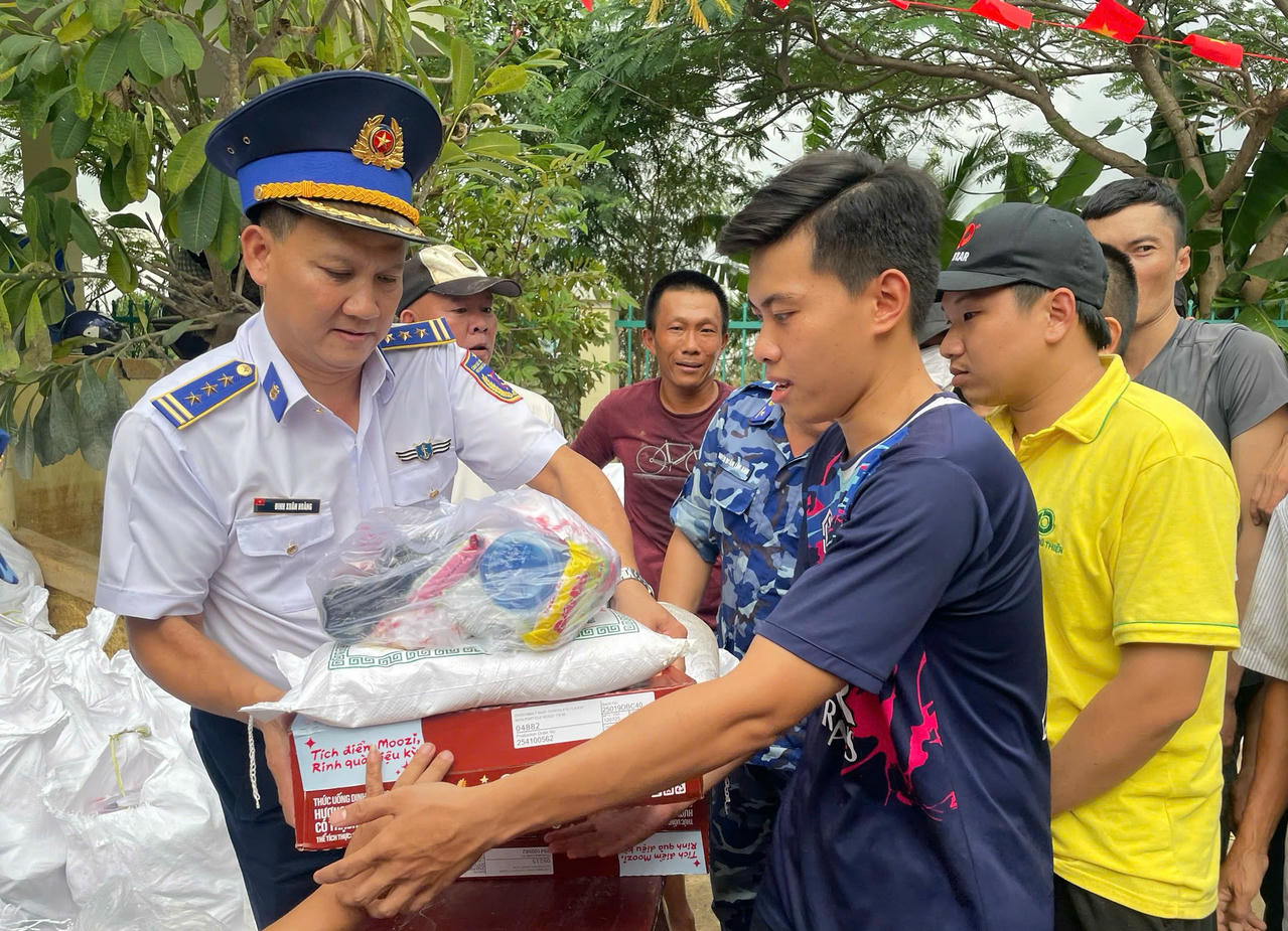 Trao quà cho bà con nhân dân Khánh Hòa.