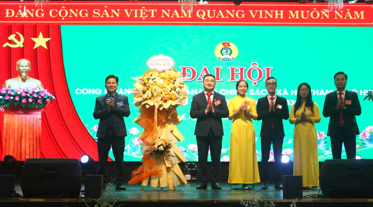 Đại diện Liên đoàn lao động TP Huế tặng hoa chúc mừng Đại hội.