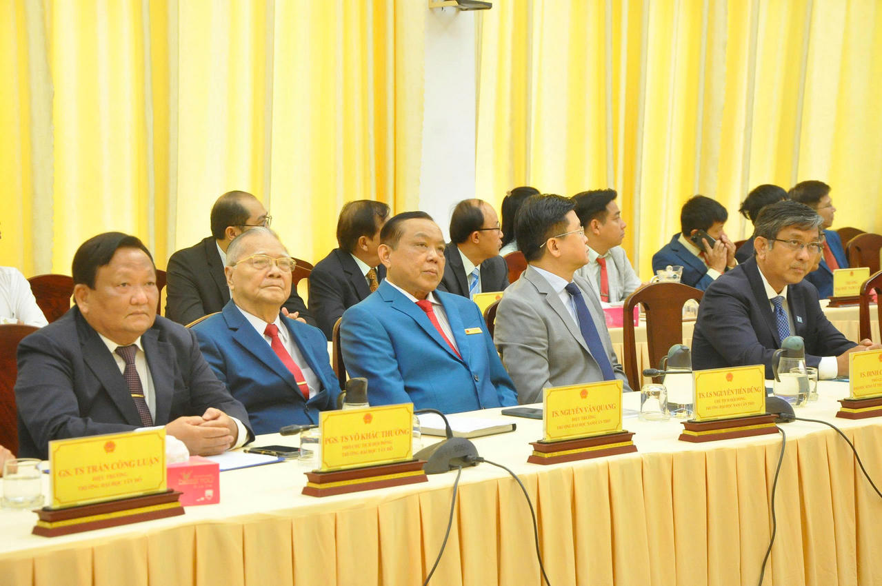 Hội nghị có sự tham gia của lãnh đạo nhiều Trường Đại học.