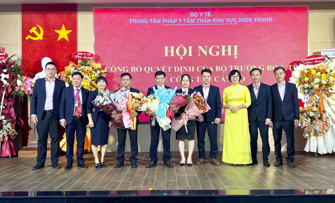 Cán bộ, nhân viên Trung tâm chúc mừng hai cán bộ vừa được bổ nhiệm.