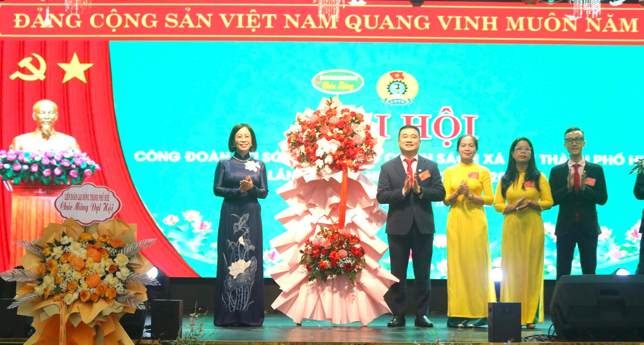 Bà Lê Thị Đức Hạnh - Phó Bí thư Đảng ủy, Phó Tổng Giám đốc NHCSXH Việt Nam tặng hoa chúc mừng Đại hội.