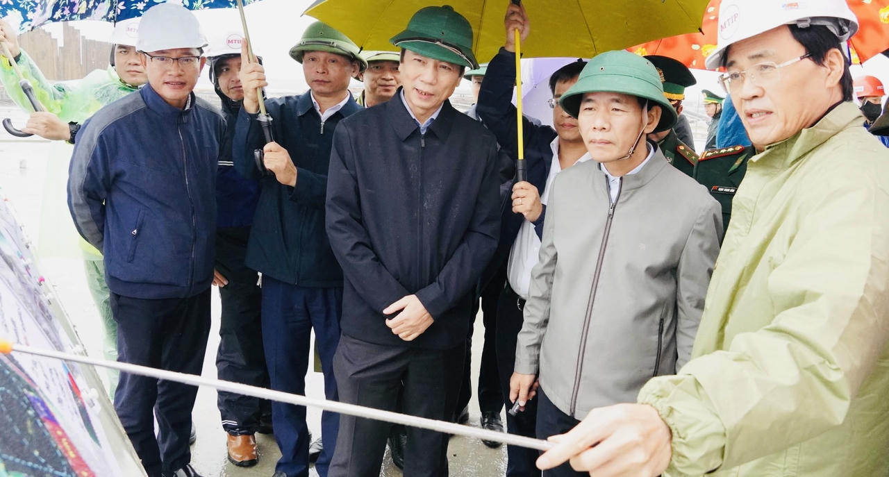  Bí thư Tỉnh ủy Nguyễn Văn Phương cùng đoàn công tác kiểm tra dự án đầu tư xây dựng Khu bến cảng Mỹ Thủy.